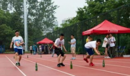 吃瓜网红在操场,揭秘校园生活新潮流