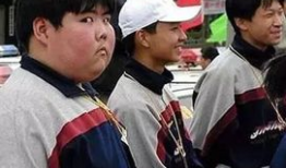 吃瓜网红在操场,揭秘校园生活新潮流