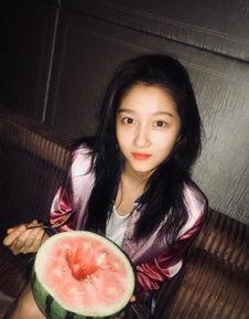 关晓彤娱乐吃瓜图片大全